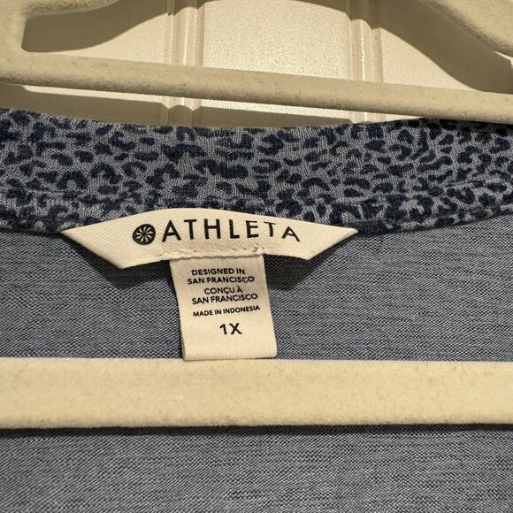 Athleta Breezy Scoop V Neck Tee Blue Leopard Size 1X - Picture 4 of 7
